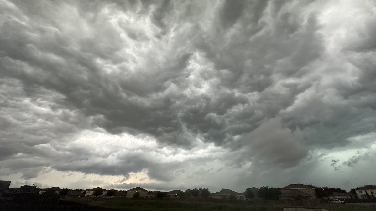 vycnan's tweet photo. @ksatweather  storm announcement by clouds.  #loveclouds https://t.co/rVZ395pny9