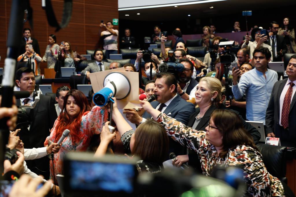 CanalCongreso's tweet photo. 📷 ¡Así inició la sesión ordinaria del Senado! En estos momentos hay un receso para trasladar los trabajos a un espacio alterno, al no existir las condiciones en el salón de sesiones 👉🏻 https://t.co/iPLQX04GEt https://t.co/qervdsr1yu
