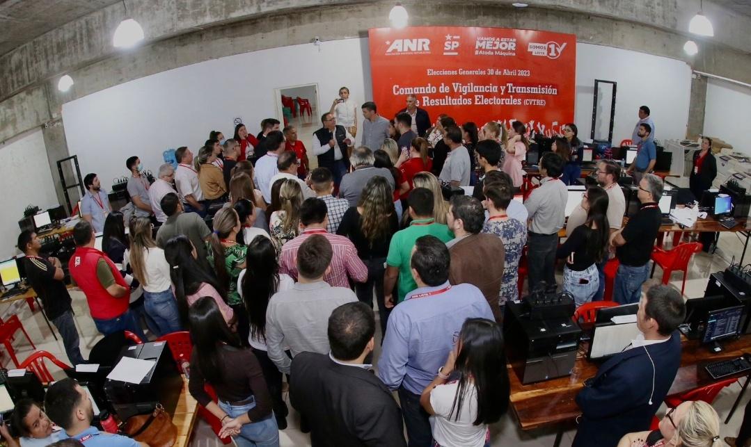 ANRParaguay's tweet photo. El candidato a Presidente de la República por el Partido Colorado, @SantiPenap, visitó el Comando de Vigilancia y Transmisión de Resultados, que se encuentra en la sede de la ANR. https://t.co/SXxDhL35rI