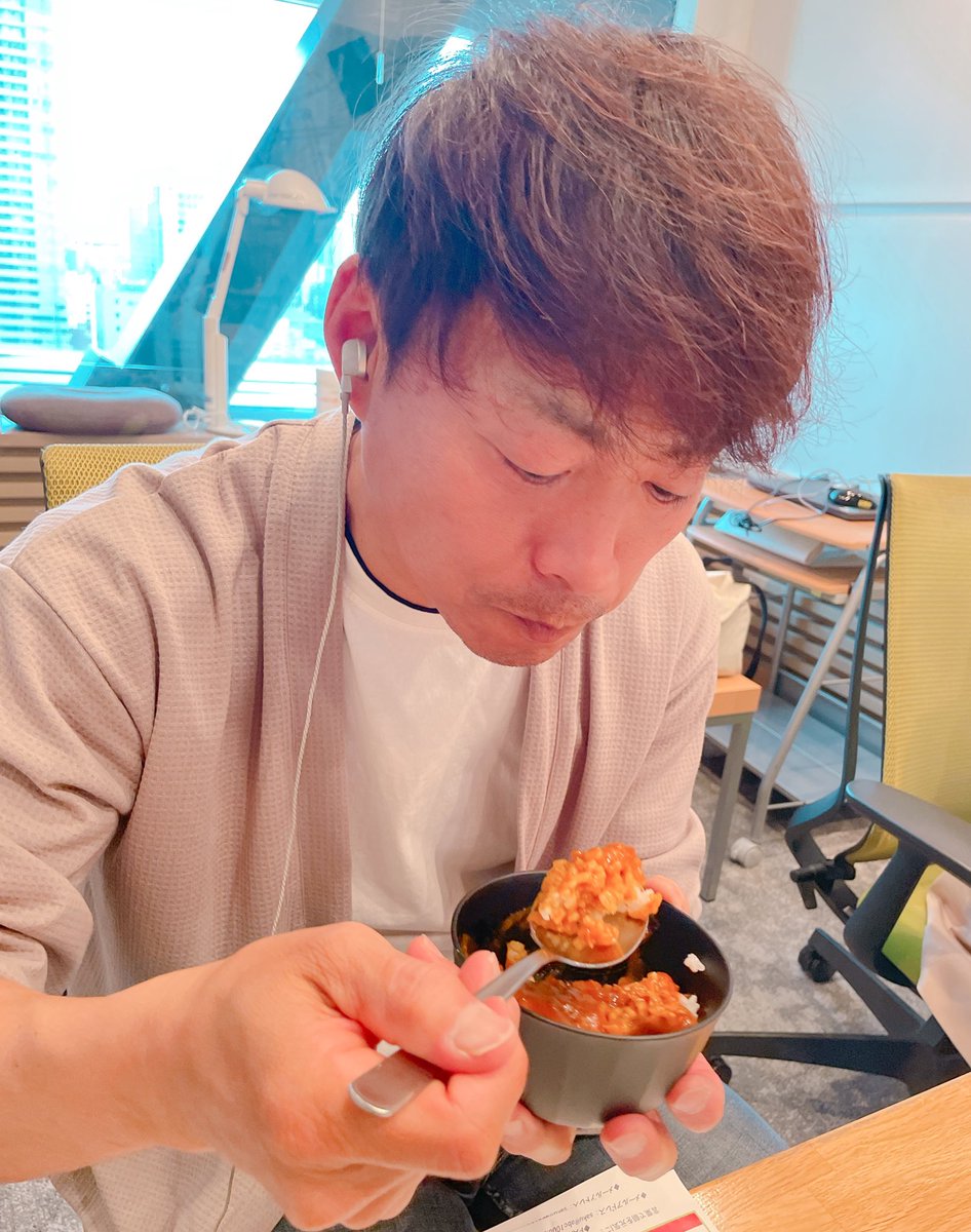 sakusaku1008933's tweet photo. 🎁サクプレ🎁

今日は雄二さんからのお土産💕

『揖保川トマトカレー🍛』
こちらを3名様に😌
朝カレーにも、もってこい💕

応募はおハガキのみ📫
5月4日（木）必着〆

中邨雄二と同期の #伊藤史隆 アナ🔊
今週もありがとうございました⚾️

#サクサク土曜日
#サクプレ
#揖保川トマトカレー https://t.co/Pgpg07wZpA