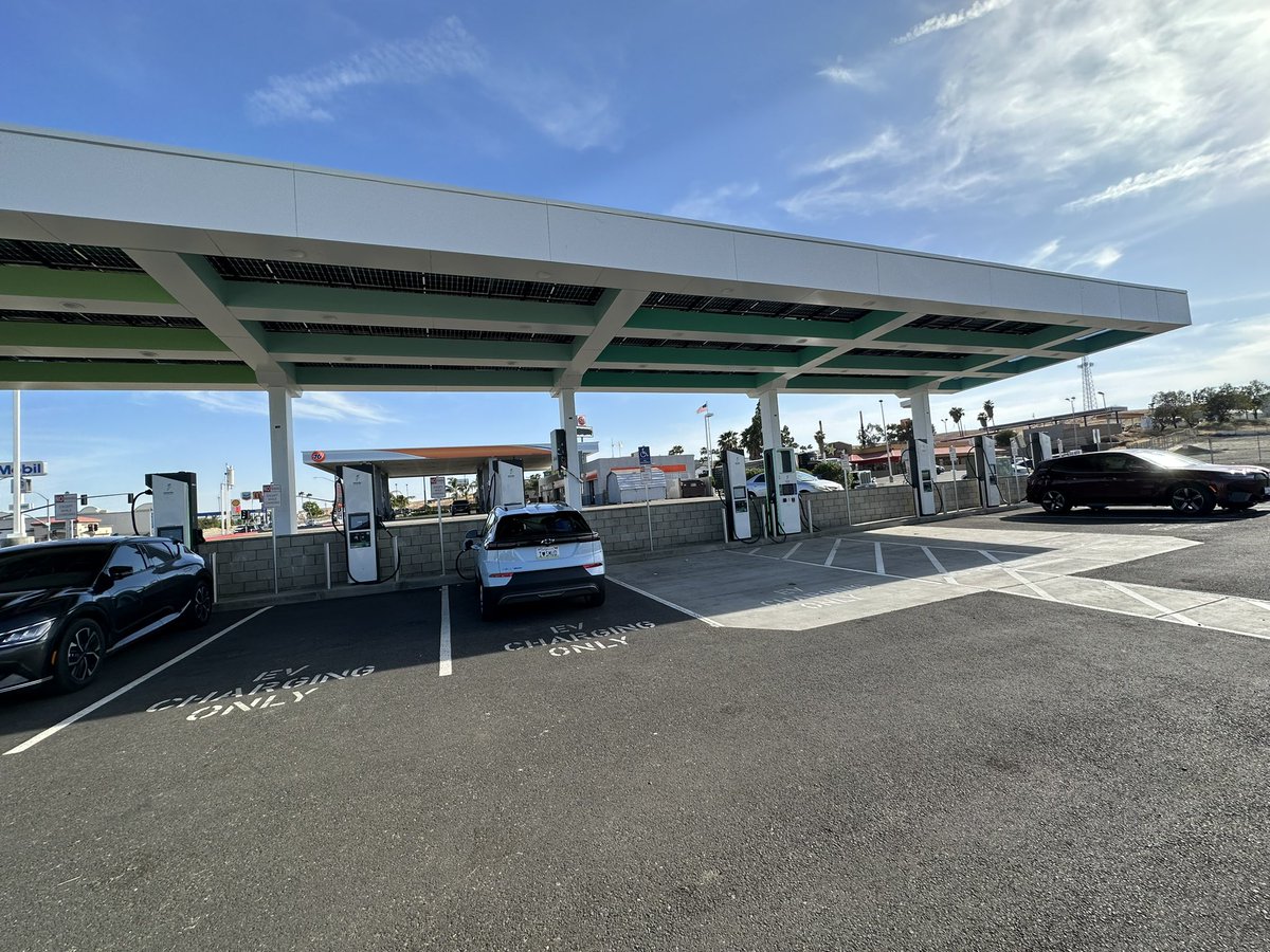 queerzack's tweet photo. @RateYourCharge I’m at kettleman city electrify America. 10 units with 1 down and two having payment issues. 06 won’t read membership cards and 01 won’t read credit cards. It’s a nice station though I like the awning https://t.co/HL4bz89ZH0