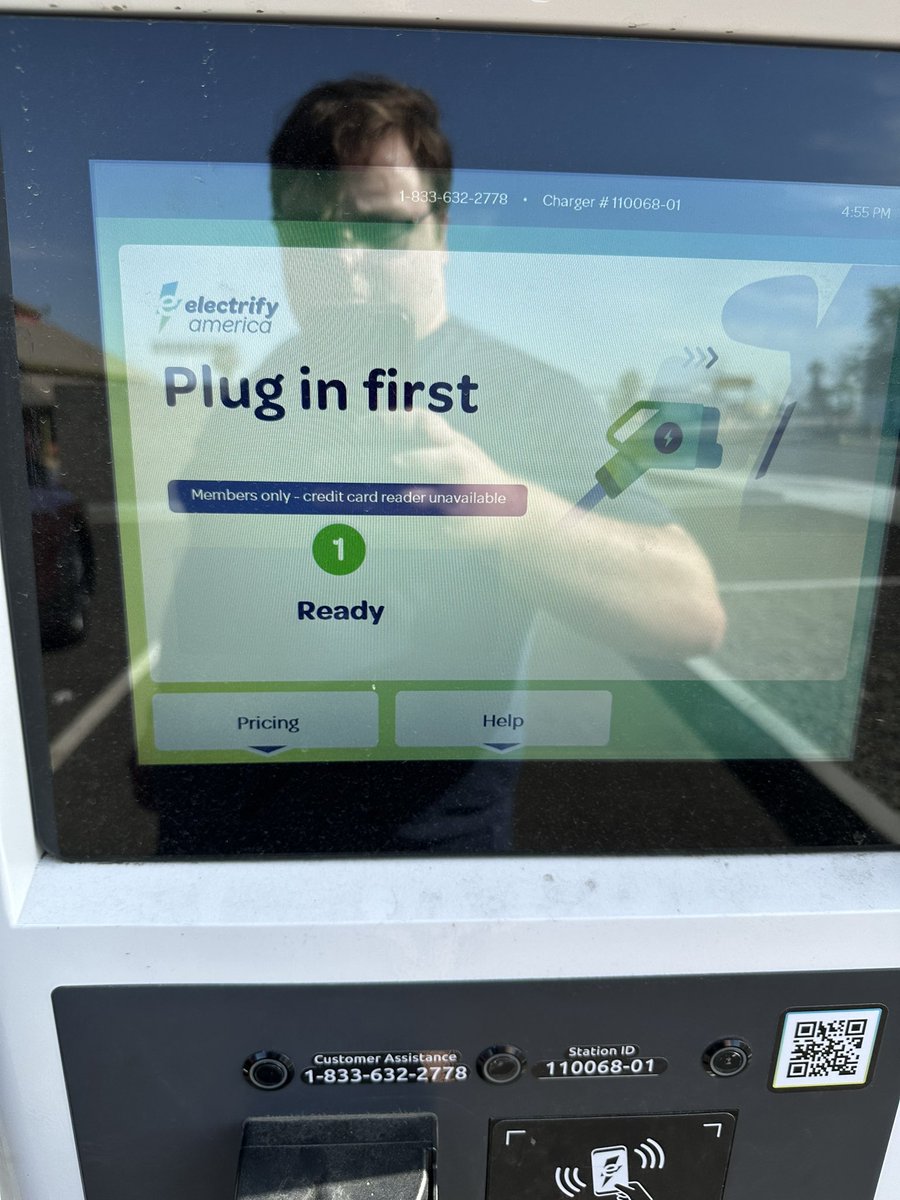 queerzack's tweet photo. @RateYourCharge I’m at kettleman city electrify America. 10 units with 1 down and two having payment issues. 06 won’t read membership cards and 01 won’t read credit cards. It’s a nice station though I like the awning https://t.co/HL4bz89ZH0