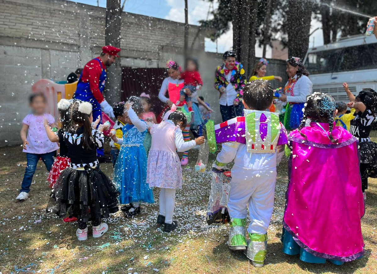 LizSandovalC's tweet photo. Las pirinolas de nuestra #EstanciaInfantil celebraron el #DíaDeLaNiñayElNiño con una divertida fiesta de espuma, la cual estimula sus habilidades de tacto. 
¡Muchas felicidades! https://t.co/aQOWZv5qfD