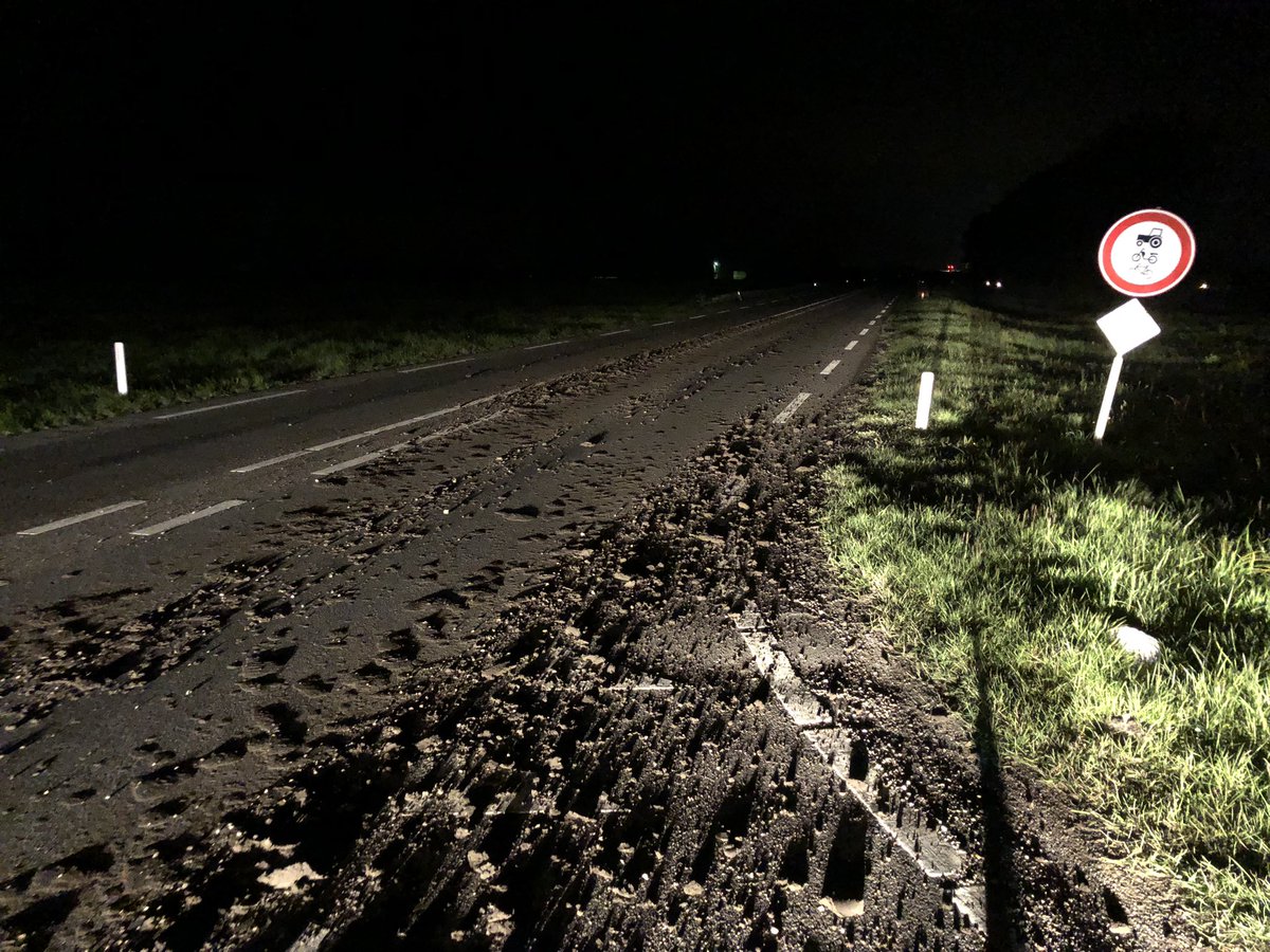 WIS_Sven's tweet photo. Modder op de rijbaan. #N257 hmp 10.3. 👷Aannemeren en wegdekreiniger zijn onderweg om de modder op te ruimen 🧹 @RWSverkeersinfo @Brabant https://t.co/ytZJ5TeQgP