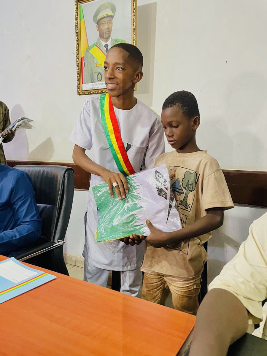 Jeudi 20 Avril j’ai présidé la cérémonie de la 1ère Édition de « Solidarité Ramadan », une initiative de mon bureau et moi-même. C’était dans l’optique de redonner le sourire aux enfant démunis en leurs offrant des habits afin qu’ils puissent eux aussi profiter de la fête.