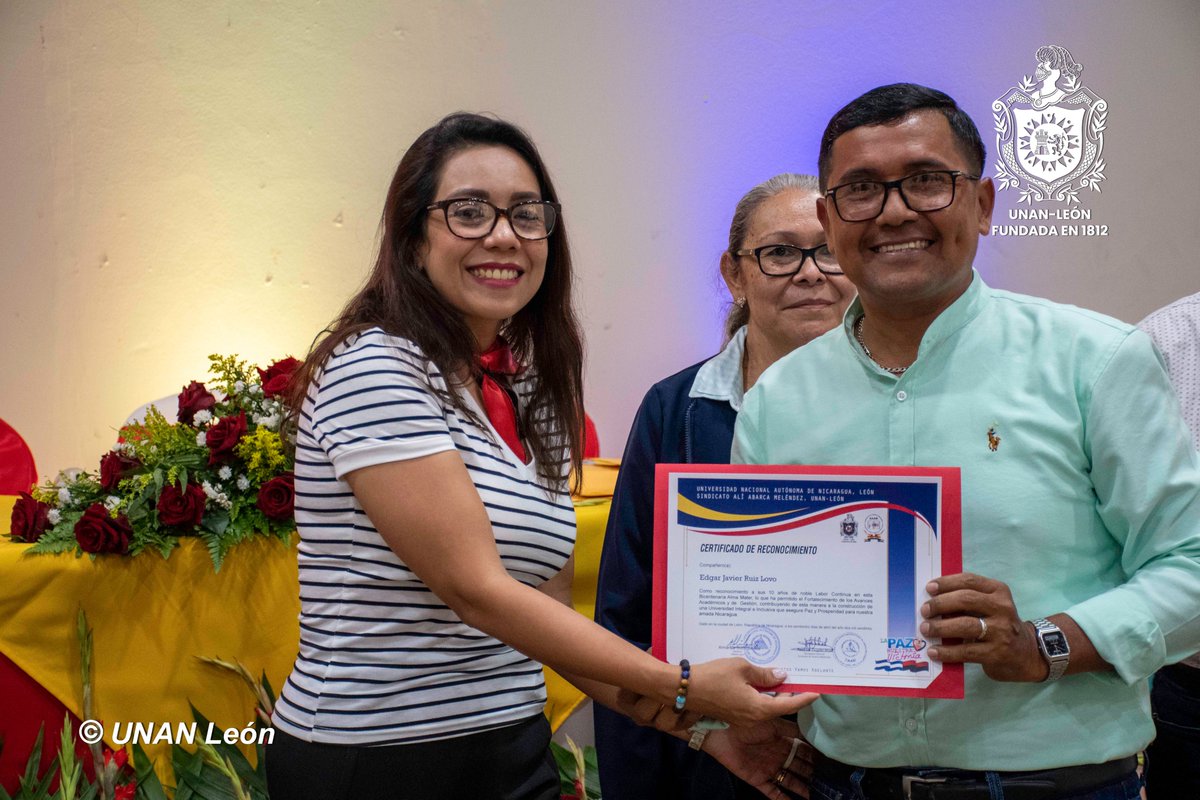 El Sindicato de Trabajadores Administrativos de la UNAN León, realizó la entrega de reconocimientos a 113 compañeras y compañeros por años de servicio ininterrumpidos a esta Bicentenaria, acto dedicado al 11vo aniversario del tránsito a la inmortalidad del Cmdte. Tomás Borge.