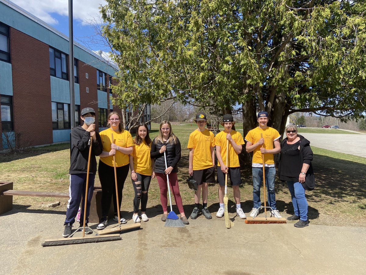 NHS Gives Back certainly didn’t disappoint!!! Great students showing great kindness by helping members of our community today!