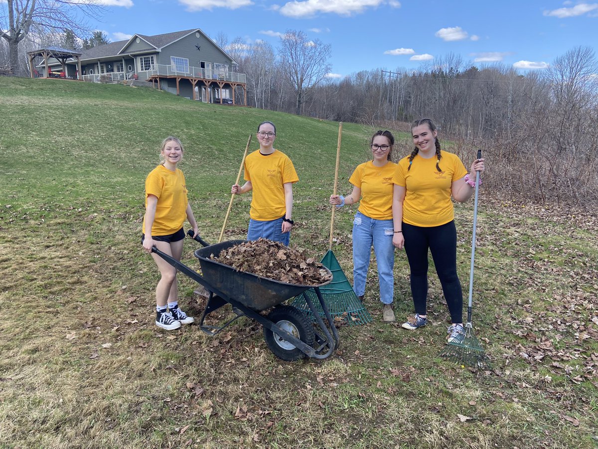 NackawicA's tweet photo. NHS Gives Back certainly didn’t disappoint!!! Great students showing great kindness by helping members of our community today! https://t.co/P3OaYhQgPU