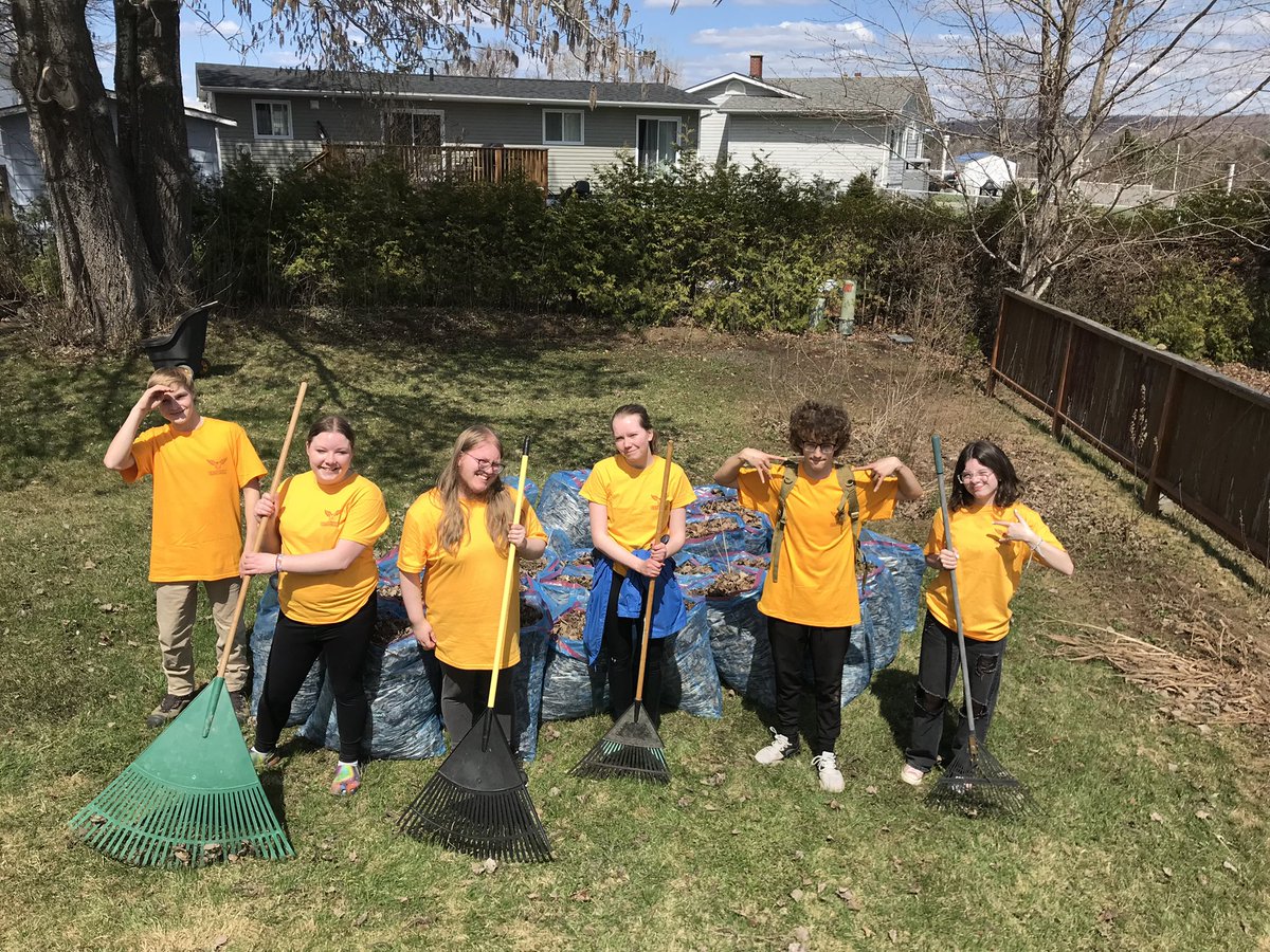 NackawicA's tweet photo. NHS Gives Back certainly didn’t disappoint!!! Great students showing great kindness by helping members of our community today! https://t.co/P3OaYhQgPU