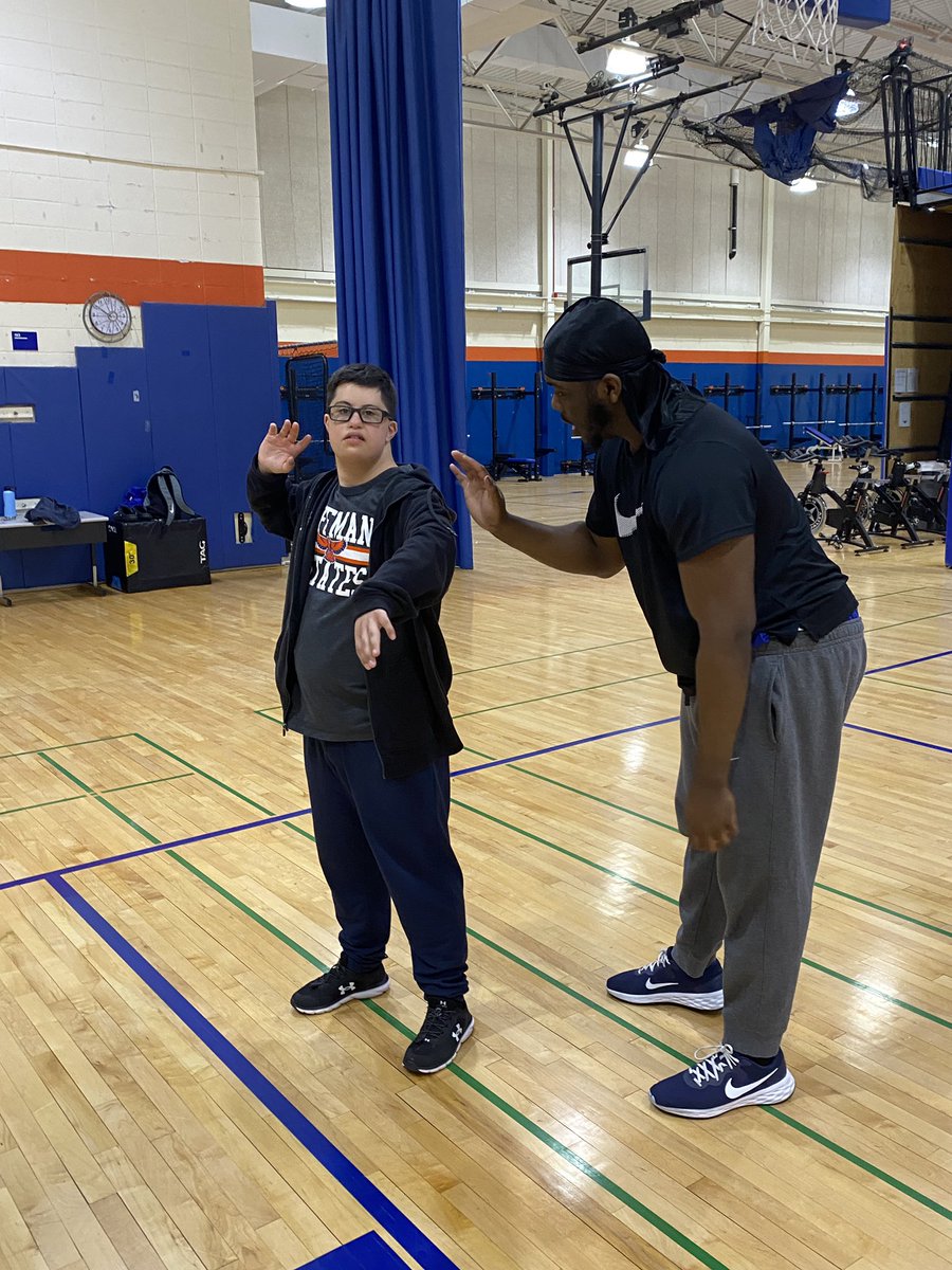 MsALongmore's tweet photo. @UCSIllinois Training tips and shot put advice from the big guy on campus @Jmayfield90. Peer to peer learning at its best. 🧡💙
#WeAreOne #TPW #HoffmanHawks #LiveUnified #GenerationUnified https://t.co/0P1PDKXUre