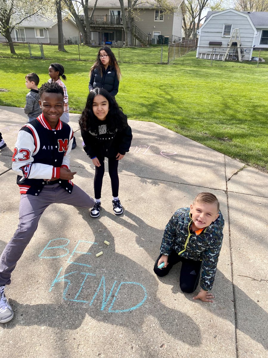 MsLaurenBalogh's tweet photo. Today we spread kindness around Armstrong with motivational chalk statements! Such a fun morning with our promise partners 🫶🏻 https://t.co/Lzh0nOoi47