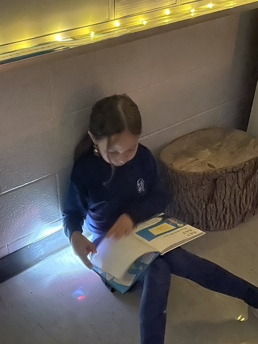 MsGrieco's tweet image. Enjoying our literacy centers today and sharing in special moments with our friends 📚🤓 @OLVMWolverines @HCDSB #flashlightFriday #literacycenters #wordsoftheweek #wordstudy