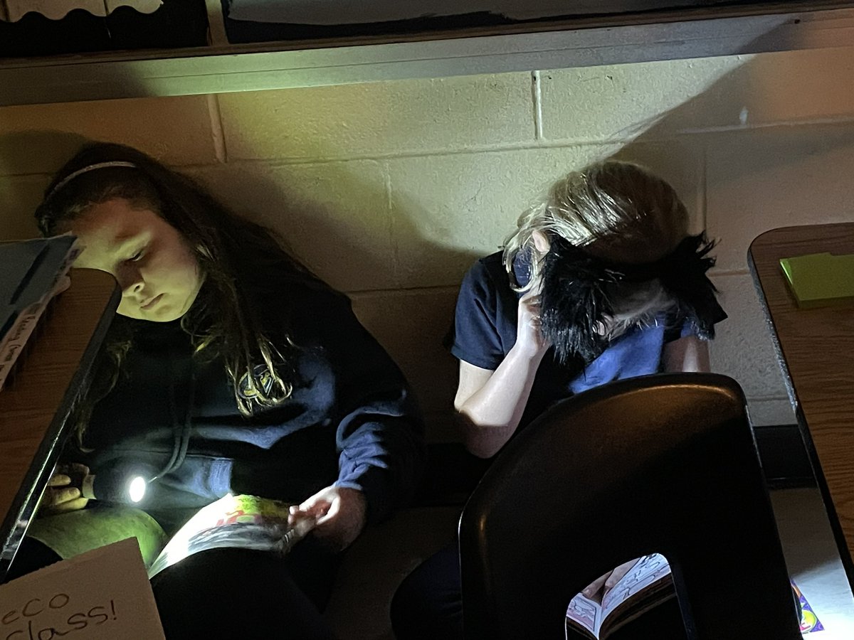 MsGrieco's tweet image. Enjoying our literacy centers today and sharing in special moments with our friends 📚🤓 @OLVMWolverines @HCDSB #flashlightFriday #literacycenters #wordsoftheweek #wordstudy