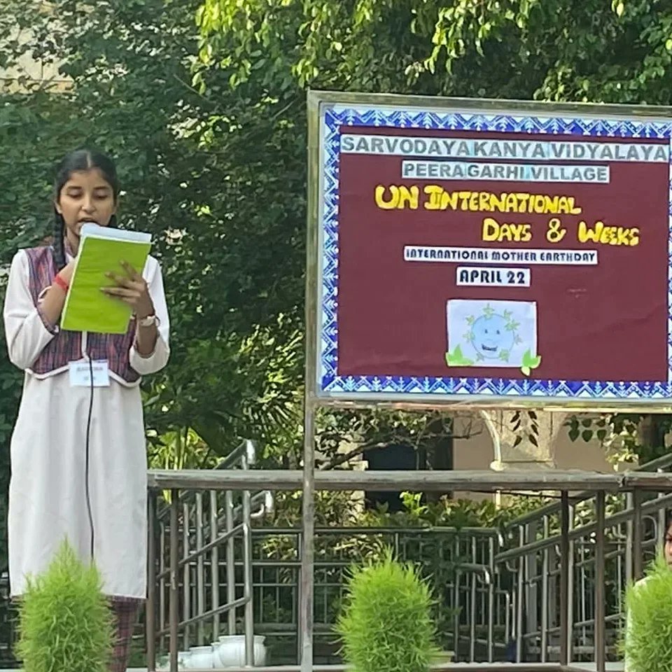 SPeeragarhi's tweet photo. SKV PGV observed the #InternationalMotherEarthDay with a sea of globes on April 22. 

Students expressed their creativity through the beautiful 3-D structures of earth, made using waste paper and other material. 

@Dir_Education
@RenuBha67214440 @SonaliVermaMT @gupta_iitdelhi https://t.co/Tg33SlatjP