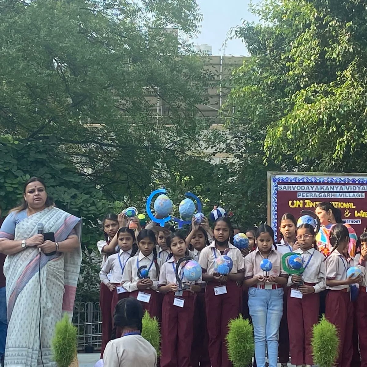 SPeeragarhi's tweet photo. SKV PGV observed the #InternationalMotherEarthDay with a sea of globes on April 22. 

Students expressed their creativity through the beautiful 3-D structures of earth, made using waste paper and other material. 

@Dir_Education
@RenuBha67214440 @SonaliVermaMT @gupta_iitdelhi https://t.co/Tg33SlatjP