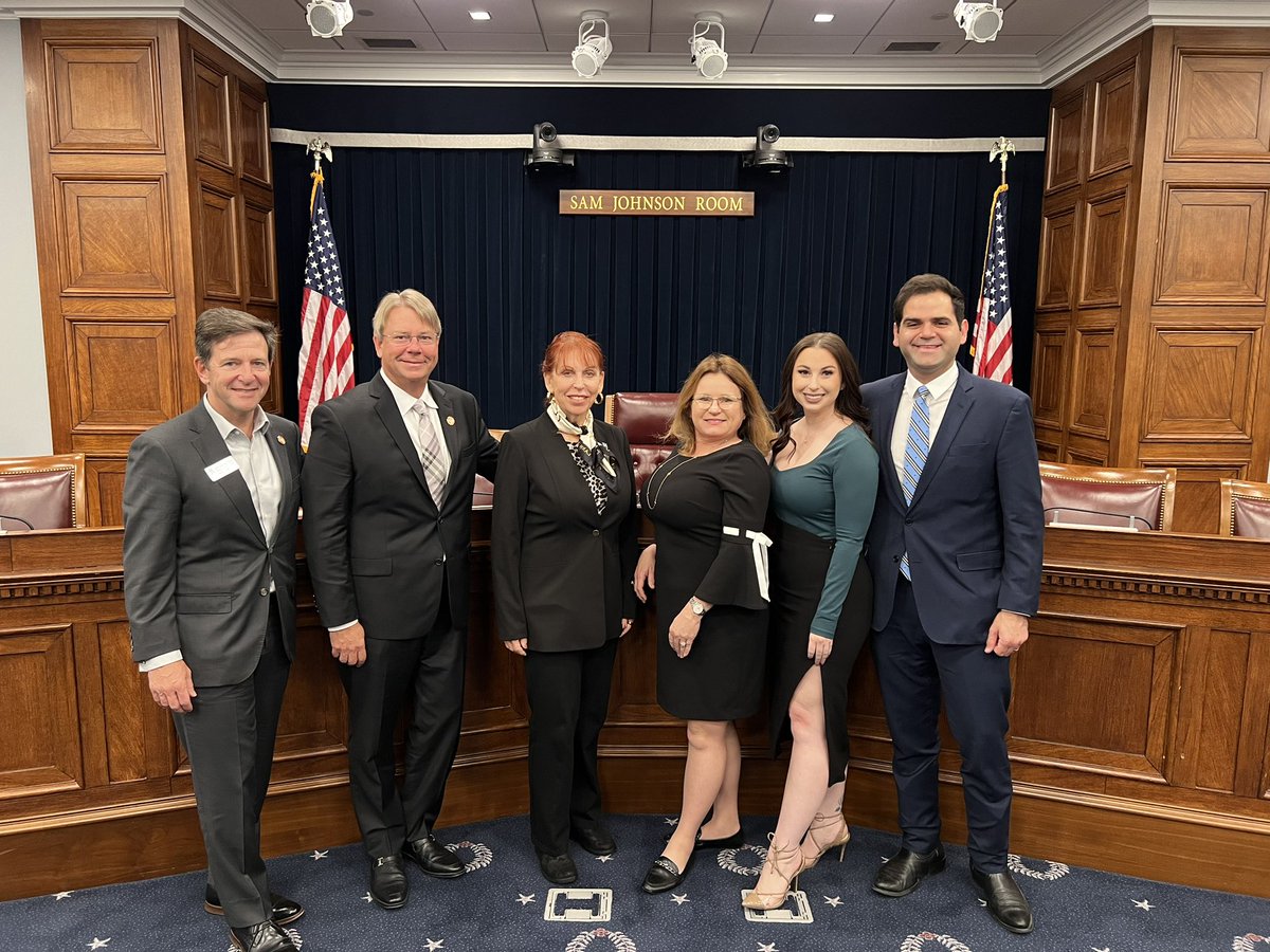 America88's tweet image. Great team effort by @Lee_Health’s advocates this week! Appreciate all of our elected officials and staff for their time! Looking forward to bringing the 2023 Florida Legislative Session in for a landing next week. #WashingtonDC #TallahasseeFL #SWFLStrong