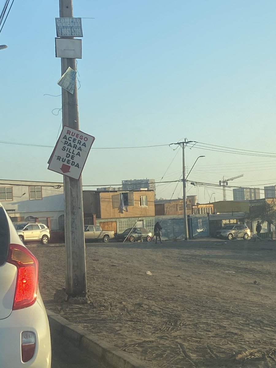 PiaNaau's tweet photo. Hola!En la calle Victor Farias, llegando a la AV Juan Bolivar (sector norte)ví este cartel q lleva bastante tiempo.Sólo hay tierra y basura entonces es IMPOSIBLE transitar para una persona que se encuentra en silla d ruedas. Porfa RT!! A ver si pasa algún milagro  #Antofagasta https://t.co/80nPYMphu1