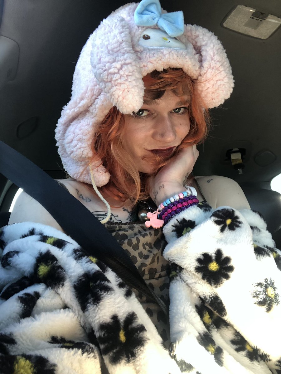 hi my name is evie i am a charactaure of sillylil losergirl its sew cute to meet u!!! <3