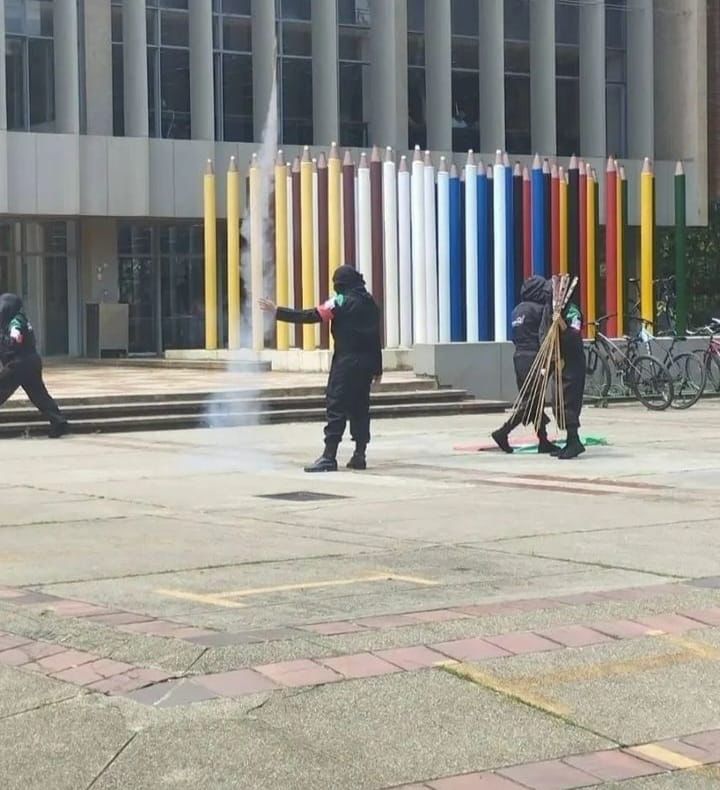 anibalgaviria's tweet photo. Protesta con capuchas nada tiene de social. Quienes ocultan su identidad para atentar contra la fuerza pública y los bienes públicos y privados quebrantan la ley y deben ser investigados. La protesta social no debe permitir la violencia, que la contamina y desvirtúa. https://t.co/9xyhu8he7s