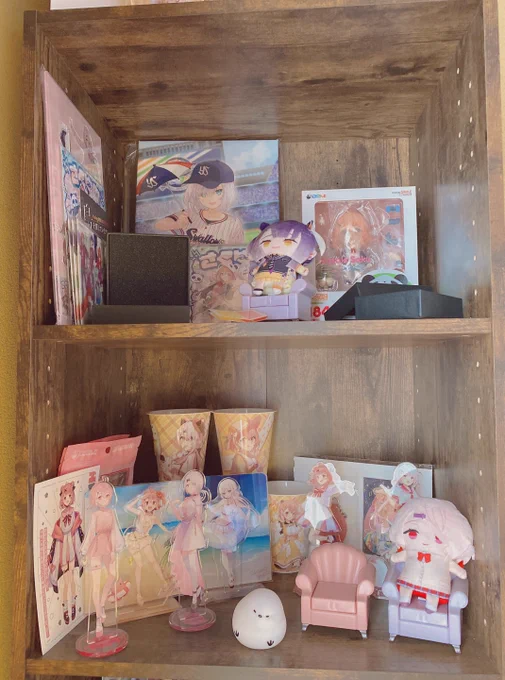 さくちゃんのファントークに初参加しました 緊張してうまく話せたかわからないけれどとても貴重な時間でした  レポはポイピクに上げました (写真は見せた物と背景にしていた棚の1部です)  #にじFANTalk #笹木咲 