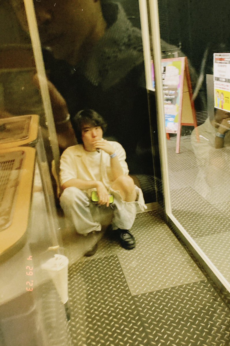 お金なくてタバコ買えないから喫煙所で指しゃぶってる人に見える