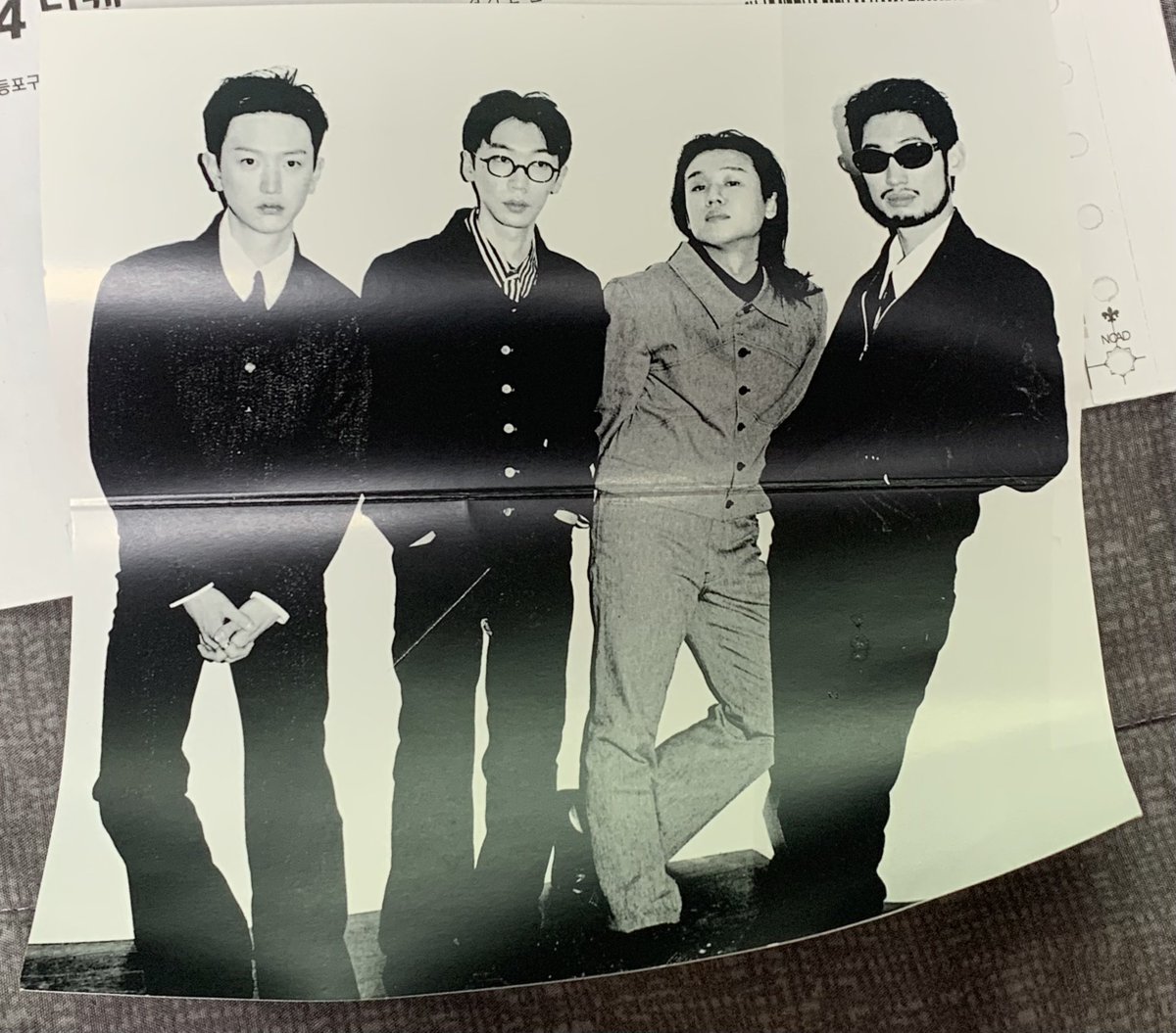 이거…지난 실리카겔 공연 때 나눠줬던 티켓홀더인데 오늘 공연 오시는 분 중 갖고 싶은 분이 있을까나요 물론 받아서 가방에 덜렁덜렁 들고와 책상 어귀에서 방치됐던지라 상태는 엉망이다만…친구들 멋진 사진이 박혀 있고 팬들은 이런 게 갖고 싶지 않으려나 하여…