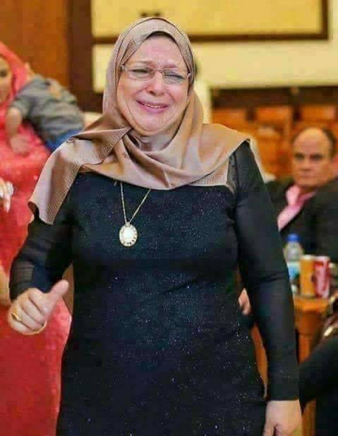 #ضحية جديدة بسبب وسائل التواصل المختلفة!
حسبنا الله ونعم الوكيل !!
بنت تعرفت على شاب كان في البداية يدعي انه
خليجي وأظهر الخبيث إعجابا كبيرا بالضحية
بعد ما تطورت العلاقة اعترف لها انه غير خليجي
وانه غير مسلم وأنه مستعد لدخول الإسلام
للزواج بها.أرسل لها في مرحلة أولى 1000 دولار