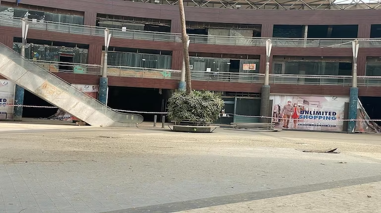 moneycontrolcom's tweet photo. #MCExplainer: Two prominent real estate developers and directors of #NirmalLifestyle, #DharmeshJain & #RajivJain, were apprehended by the Economic Offences Wing of the Mumbai Police on April 27, 2023. The arrests were made in connection with the developers' alleged failure to deliver possession of apartments to 34 homebuyers who had booked units in Nirmal Lifestyle's projects since 2011. The developers are based in the Mulund area of Mumbai.
@MehulThakkar_ has more๐
https://t.co/QPcWLKPhhW
