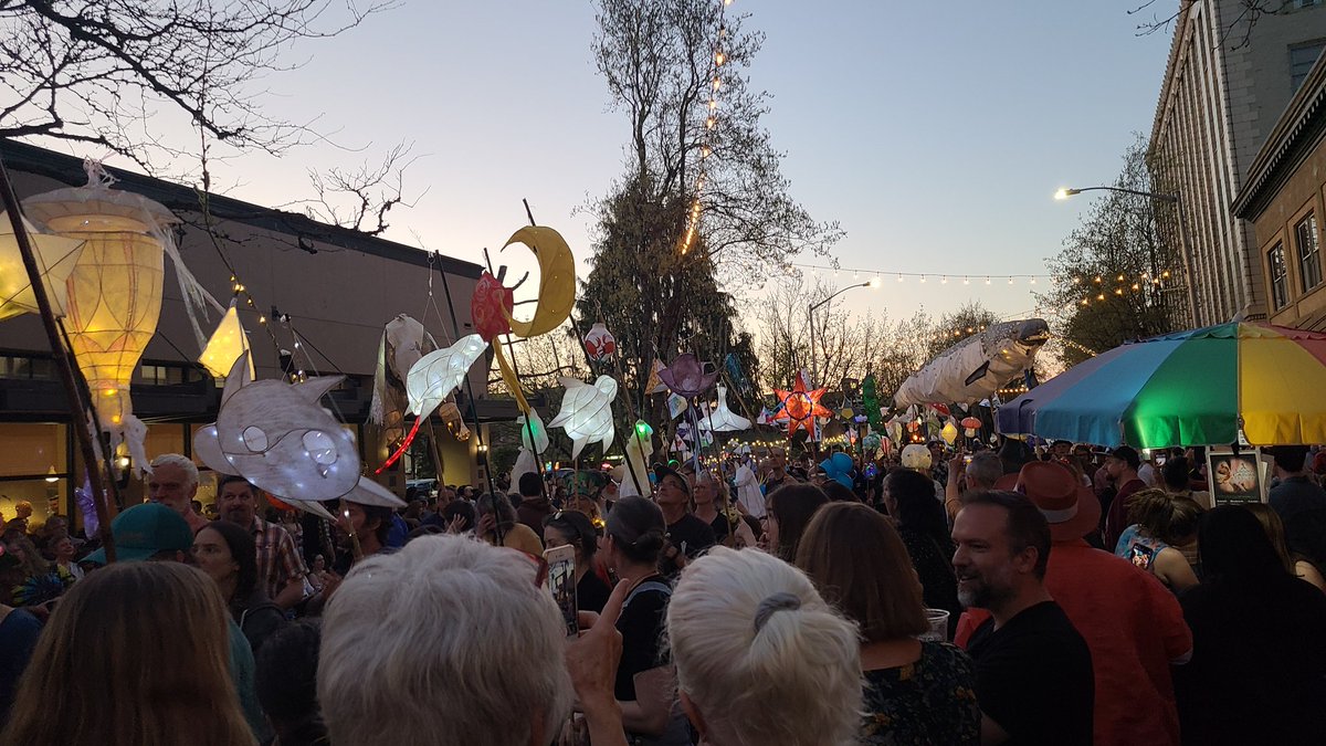 ambernitdown's tweet photo. The #olympia #artwalk was such a blast! I didn't know what all to expect but I had a great time, ran into some friends, and made new friends, too! https://t.co/5UCCEVtVAq