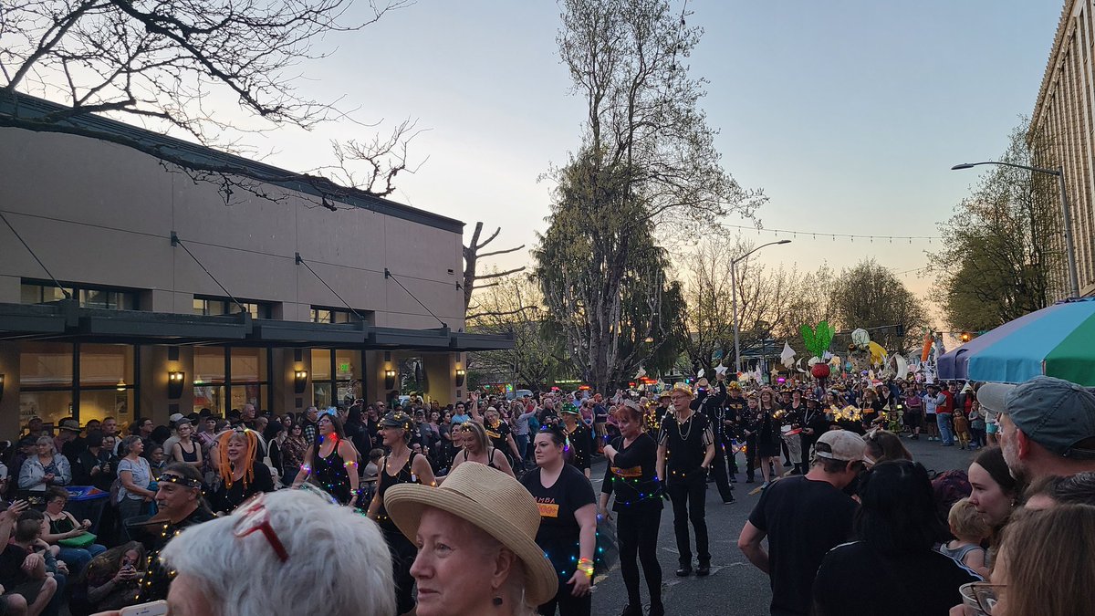 ambernitdown's tweet photo. The #olympia #artwalk was such a blast! I didn't know what all to expect but I had a great time, ran into some friends, and made new friends, too! https://t.co/5UCCEVtVAq