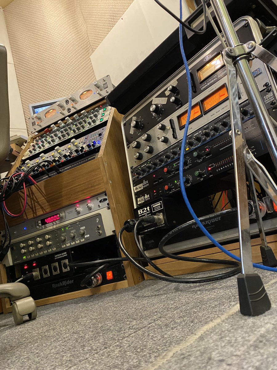 mmnt0mori2018's tweet photo. REC start♪
#mementonomori #2Peace https://t.co/P3LRayRukR
