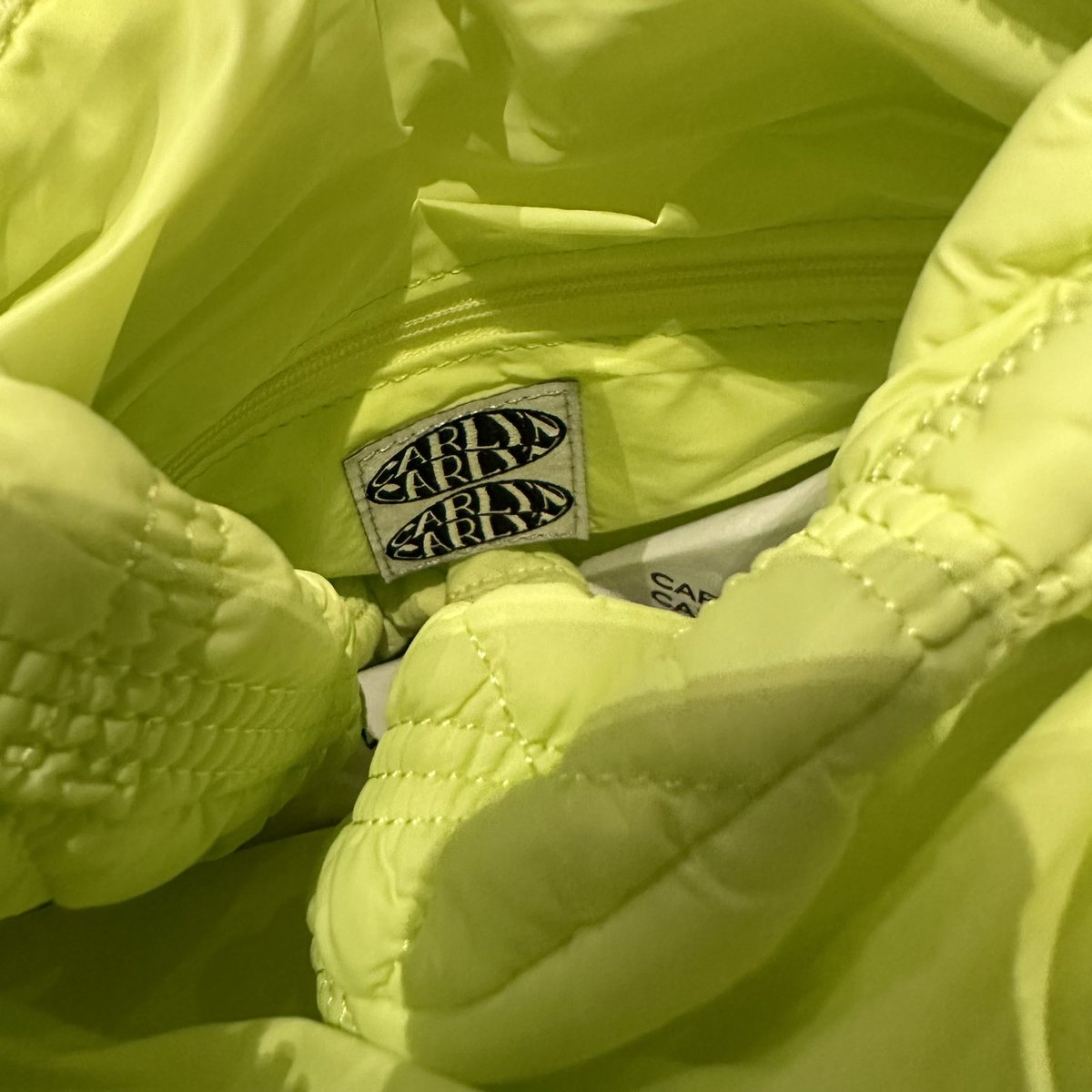 c_camel_'s tweet photo. New soft M lime neon ของใหม่ แต่มีตำหนิมาจากเว็บที่ส่งเลย ขอคนรับได้น้าา (อุปกรณ์ครบ ถุงผ้า + การ์ด) 2,100 ส่งฟรี ถ้าพร้อมโอนลดให้ได้อีก
*ป้ายด้านในเป็นล็อตใหม่ค่ะ
#carlynbag #carlyn #carlynพร้อมส่ง #carlynthailand #softm #carlynส่งต่อ #กระเป๋าเกาหลี https://t.co/LwKEdU4UhL