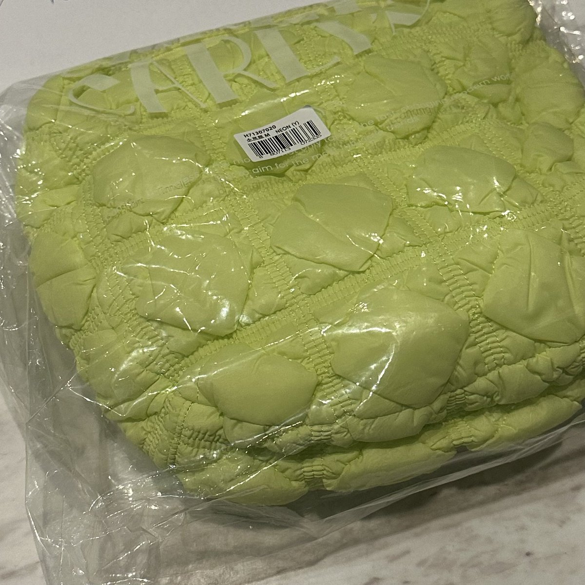 c_camel_'s tweet photo. New soft M lime neon ของใหม่ แต่มีตำหนิมาจากเว็บที่ส่งเลย ขอคนรับได้น้าา (อุปกรณ์ครบ ถุงผ้า + การ์ด) 2,100 ส่งฟรี ถ้าพร้อมโอนลดให้ได้อีก
*ป้ายด้านในเป็นล็อตใหม่ค่ะ
#carlynbag #carlyn #carlynพร้อมส่ง #carlynthailand #softm #carlynส่งต่อ #กระเป๋าเกาหลี https://t.co/LwKEdU4UhL
