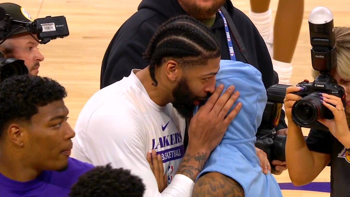 ClutchPoints's tweet image. What did Anthony Davis say to Ja Morant here?🤔