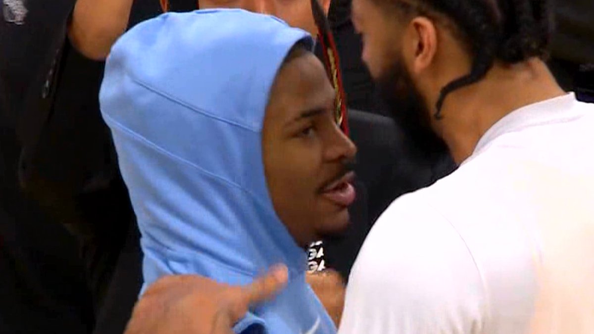 ClutchPoints's tweet image. What did Anthony Davis say to Ja Morant here?🤔