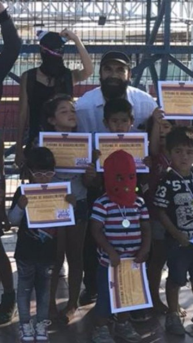 DonCasian848's tweet photo. Mientras un "profe" ultrazurdo pide no vestir niños de "paco", tal vez xq él los odia o su ideología zurda dio la orden ..
Pero El Partido Narcomunista da clases a los niños de "capucha" y los viste como delincuentes... https://t.co/yWqLMe66Pa