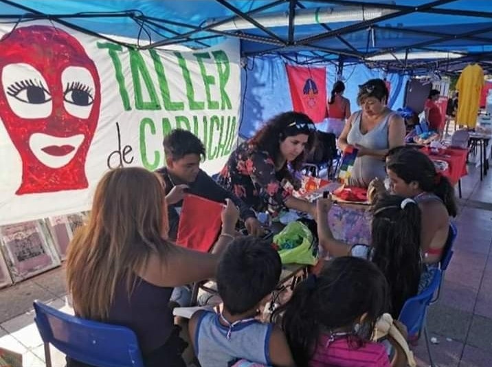 DonCasian848's tweet photo. Mientras un "profe" ultrazurdo pide no vestir niños de "paco", tal vez xq él los odia o su ideología zurda dio la orden ..
Pero El Partido Narcomunista da clases a los niños de "capucha" y los viste como delincuentes... https://t.co/yWqLMe66Pa