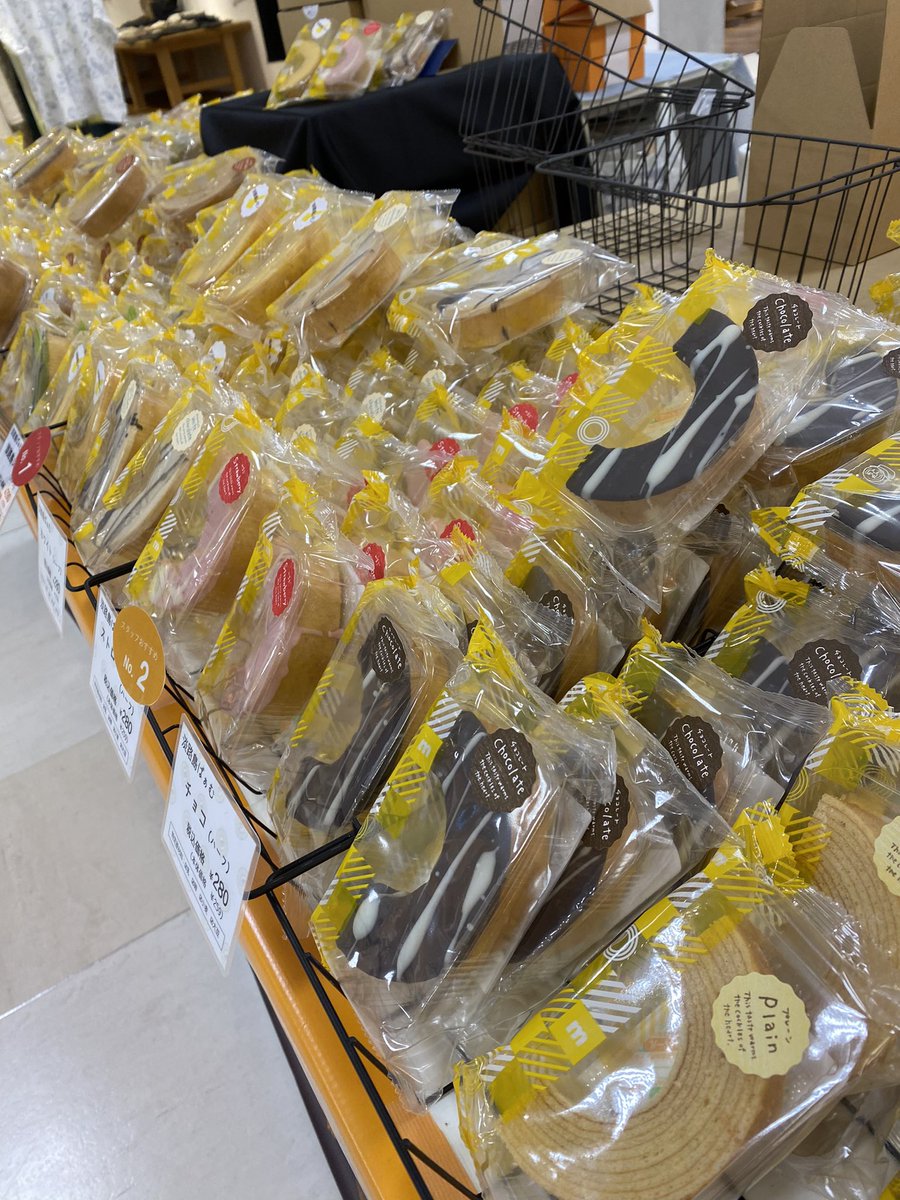 maaru_factory's tweet photo. 新潟
初出店‼️

#淡路島ばぁむ　が
48種類並んでます😃

#新潟市
#ラブラ万代
#新潟スィーツ https://t.co/O4TZH8WwL4