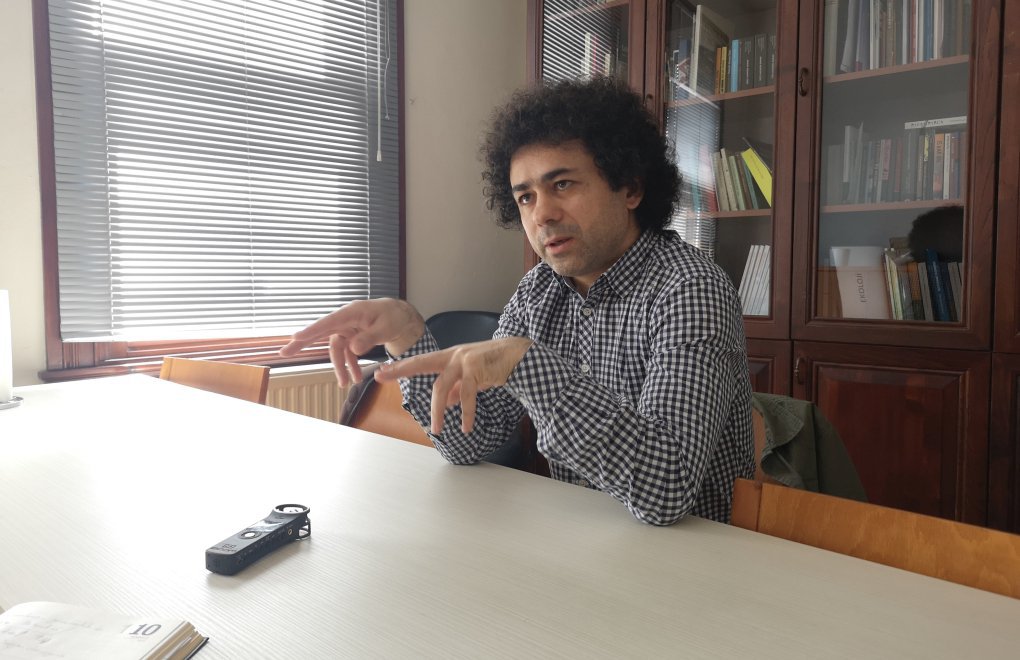 mlsaturkey's tweet photo. Mezopotamya Ajansı editörü Sedat Yılmaz, Ankara merkezli yürütülen bir soruşturma kapsamında gözaltına alındı. 

Yılmaz'ın eşi ve kardeşinin de gözaltına alındığı bildiriliyor. https://t.co/9BCJEHU7lt