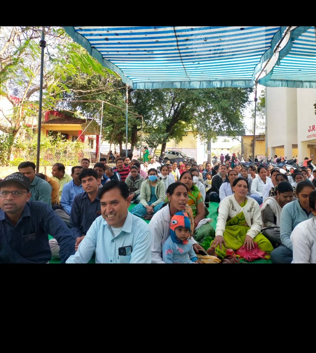 Rakesh sharma (@9827034) on Twitter photo मुझे नही लगता आज के दौर में कोई भांजी अपने मामा से कुछ मांगे और वो मना कर दे लेकिन <a href="/ChouhanShivraj/">Shivraj Singh Chouhan</a> मामा और <a href="/SadhnaShivraj/">Sadhna Shivraj Singh Chauhan</a> मामी आख़िर NHM में कार्यरत अपने भांजे भांजियों को 5 जून 2018 की नीति न देने पर क्यों अड़े हुए हैं
बच्ची भी प्राथना कर रही है
#भांजी_की_पाती_मामा_मामी_के_नाम मुझे नही लगता आज के दौर में कोई भांजी अपने मामा से कुछ मांगे और वो मना कर दे लेकिन <a href="/ChouhanShivraj/">Shivraj Singh Chouhan</a> मामा और <a href="/SadhnaShivraj/">Sadhna Shivraj Singh Chauhan</a> मामी आख़िर NHM में कार्यरत अपने भांजे भांजियों को 5 जून 2018 की नीति न देने पर क्यों अड़े हुए हैं
बच्ची भी प्राथना कर रही है
#भांजी_की_पाती_मामा_मामी_के_नाम