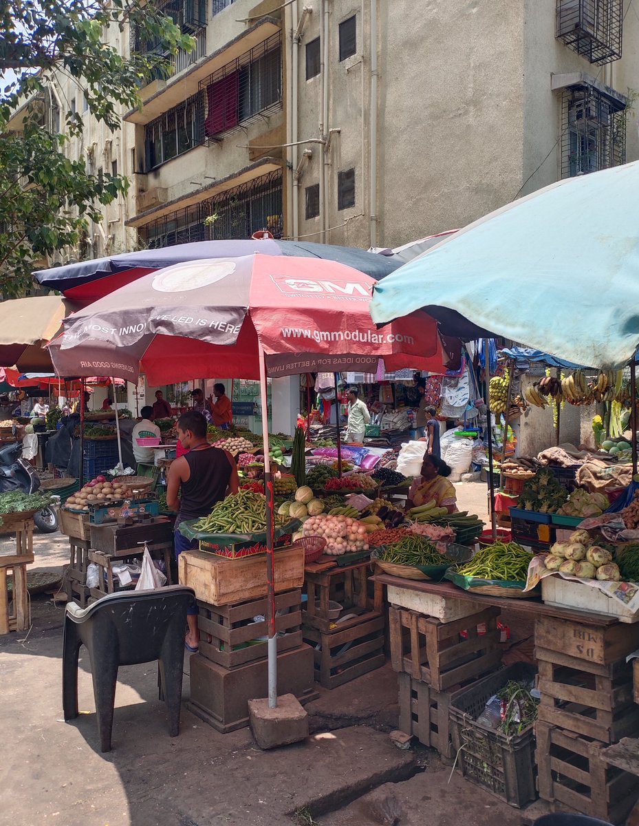 mumbaimatterz's tweet photo. The "poor hawkers" of Matunga  blocking every access to the @mybmc developed  Shastri Municipal Market.

All thanks to @mybmcwardFN's wholehearted support. https://t.co/KDlmsoZrJ6