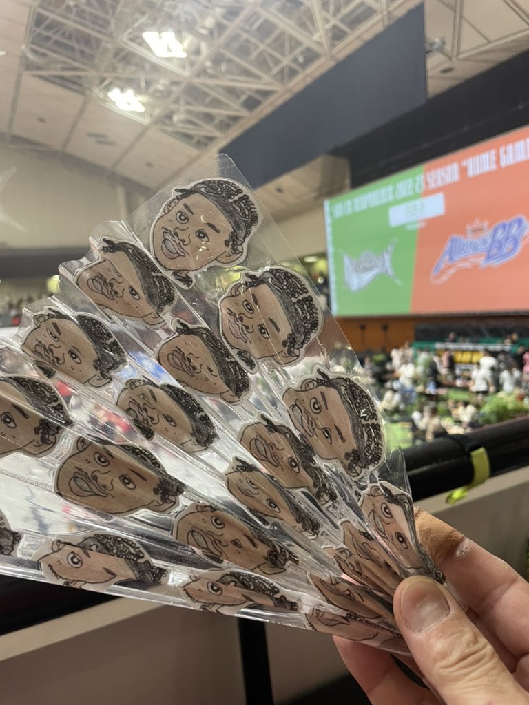 osaru502's tweet photo. まるきんさんから思わぬプレゼント((-_^))‼︎ なんじゃこりゃ
ヒックス尽くし
ラミネート不具合からの応援グッズ爆誕‼️
#三遠ネオフェニックス
@marukinfarm https://t.co/PrHa3ua69a