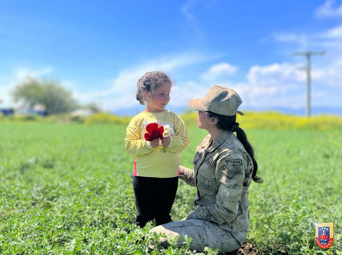 jandarma's tweet photo. Bir çocuğun gülümsemesiyle güzelleşiyor dünya😊
📍Gaziantep https://t.co/4cjXAWDwbq