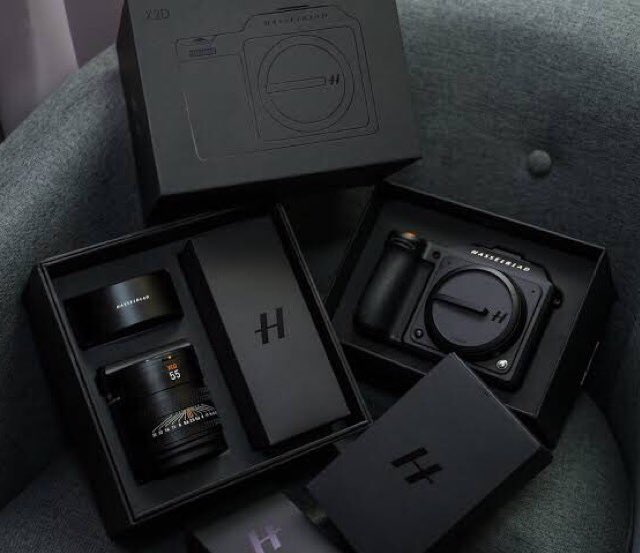 nuevo_tokyo's tweet photo. The unboxing experience is a crucial part for the perception of a brand
-
Here a ~1,000,000¥ premium camera unbox comparison (not our photos)
- 
Left: @leica_camera M11 - all plastic cushion, wrapping and flimsy box

Right: @Hasselblad X2D (and lens) all cardboard box and inserts, no plastic wrapping inside. Strong box
-