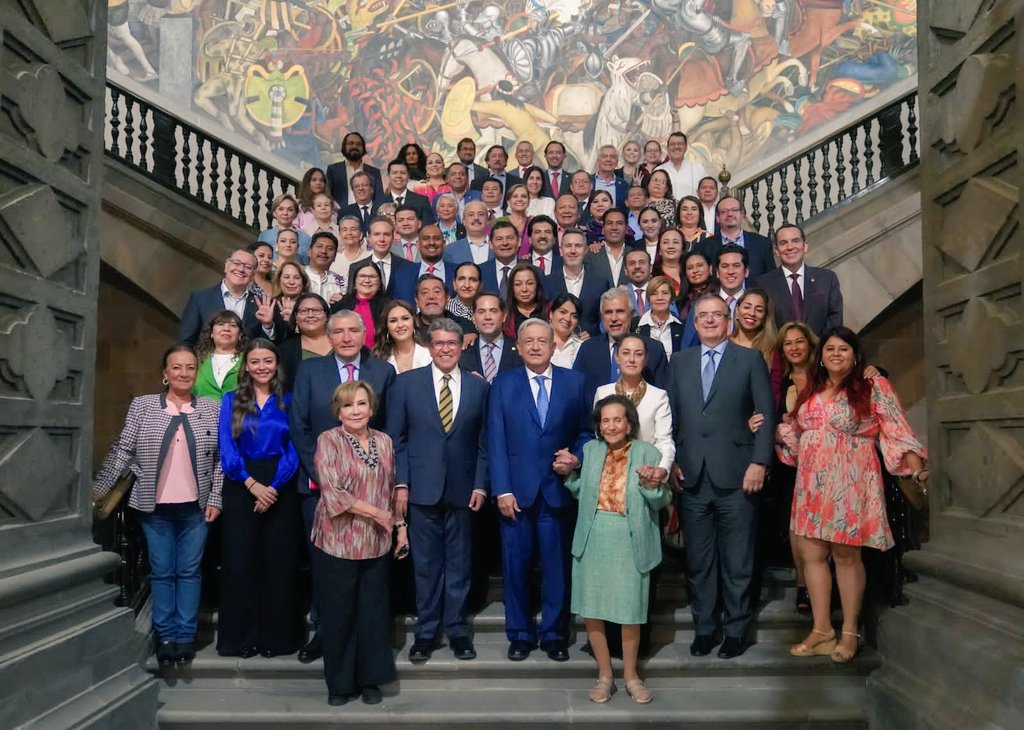 mtra_lupita's tweet photo. Esta tarde nos reunimos las y los @MorenaSenadores en Palacio Nacional, junto con el Presidente @lopezobrador_.

La unidad es indispensable para seguir avanzando con el progreso y desarrollo de nuestro país.

¡La oposición no detendrá la #4T! https://t.co/XYUakgGA4J