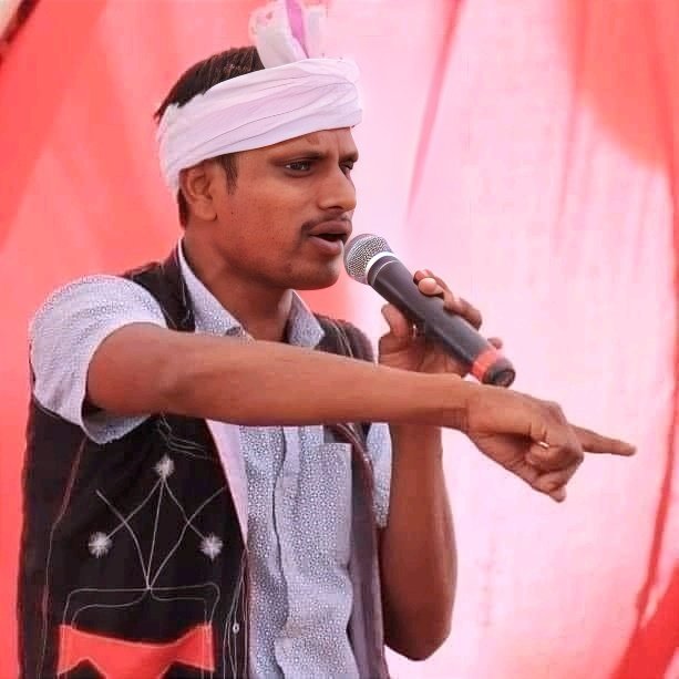 कल सुबह करीब 5.00 बजे दिल्ली से उदयपुर लौटते समय बगरु के पास सड़क हादसे में आदिवासी परिवार के जाँबाज़ साथी जगदीश भाई पांडोर की मृत्यु हो गयी।

यह घटना आदिवासी समाज के लिये बहुत बड़ी क्षति  है। जगदीश भाई को भावपूर्ण श्रदांजलि।