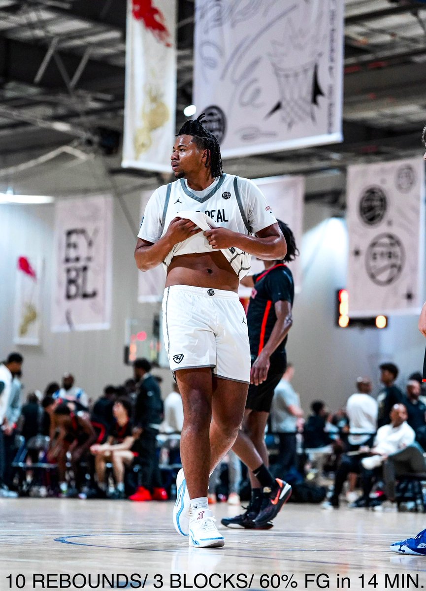 LathanSommervi2's tweet image. creating opportunities…road 2 🍑!  #eyblsession2 @NikeEYB @BradBealElite @RealDealBeal23 #ontothenextone