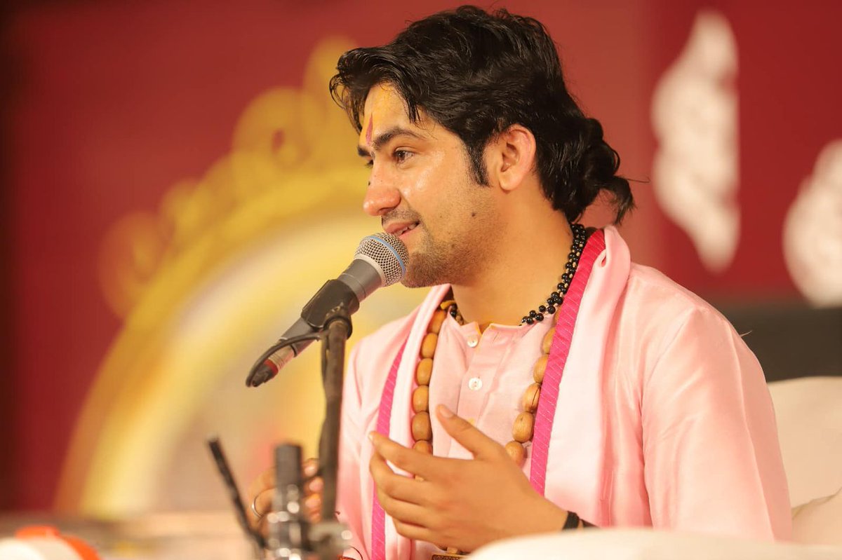 bageshwardham's tweet photo. विगत कुछ दिनों से एक विषय संज्ञान में आया है एक चर्चा के मध्य में मेरे द्वारा भगवान परशुराम जी एवं महाराज सहस्त्रबाहू अर्जुन जी के मध्य हुए युद्ध के विषय में जो भी कहा गया है वह हमारे पवित्र हिन्दू शास्त्रों में वर्णित आधार पर कहा गया है…
हमारा उद्देश्य किसी भी समाज अथवा वर्ग की भावनाओं को आहत करने का नही था न ही कभी होगा,क्योंकि हम तो सदैव सनातन की एकता के पक्षधर रहे हैं। फिर भी यदि हमारे किसी शब्द से किसी की भावना आहत हुई हो तो इसका हमें खेद है।
हम सब हिन्दू एक हैं।एक रहेंगे।
हमारी एकता ही हमारी शक्ति है।