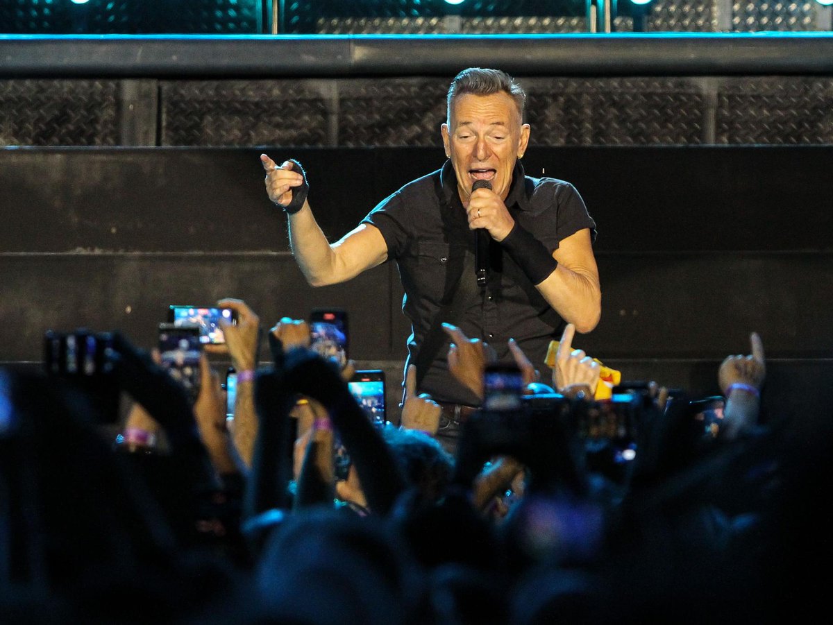 Springsteen bot tweet media