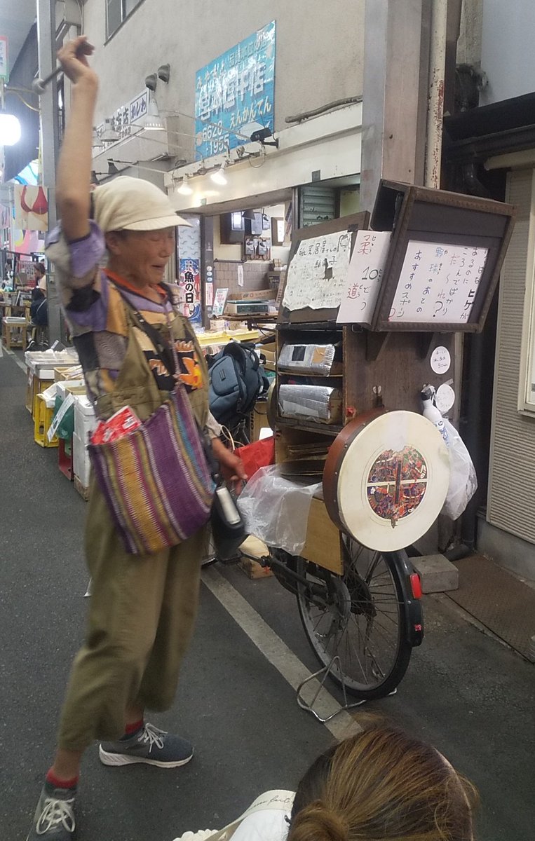 阿倍野長屋でおきゃんさんの「きょ～ふの紙芝居」。
めちゃ楽しかったです♪
で、文の里商店街に戻ったら、じゃんぼさんが紙芝居してはった！ 
#どっぷり昭和町